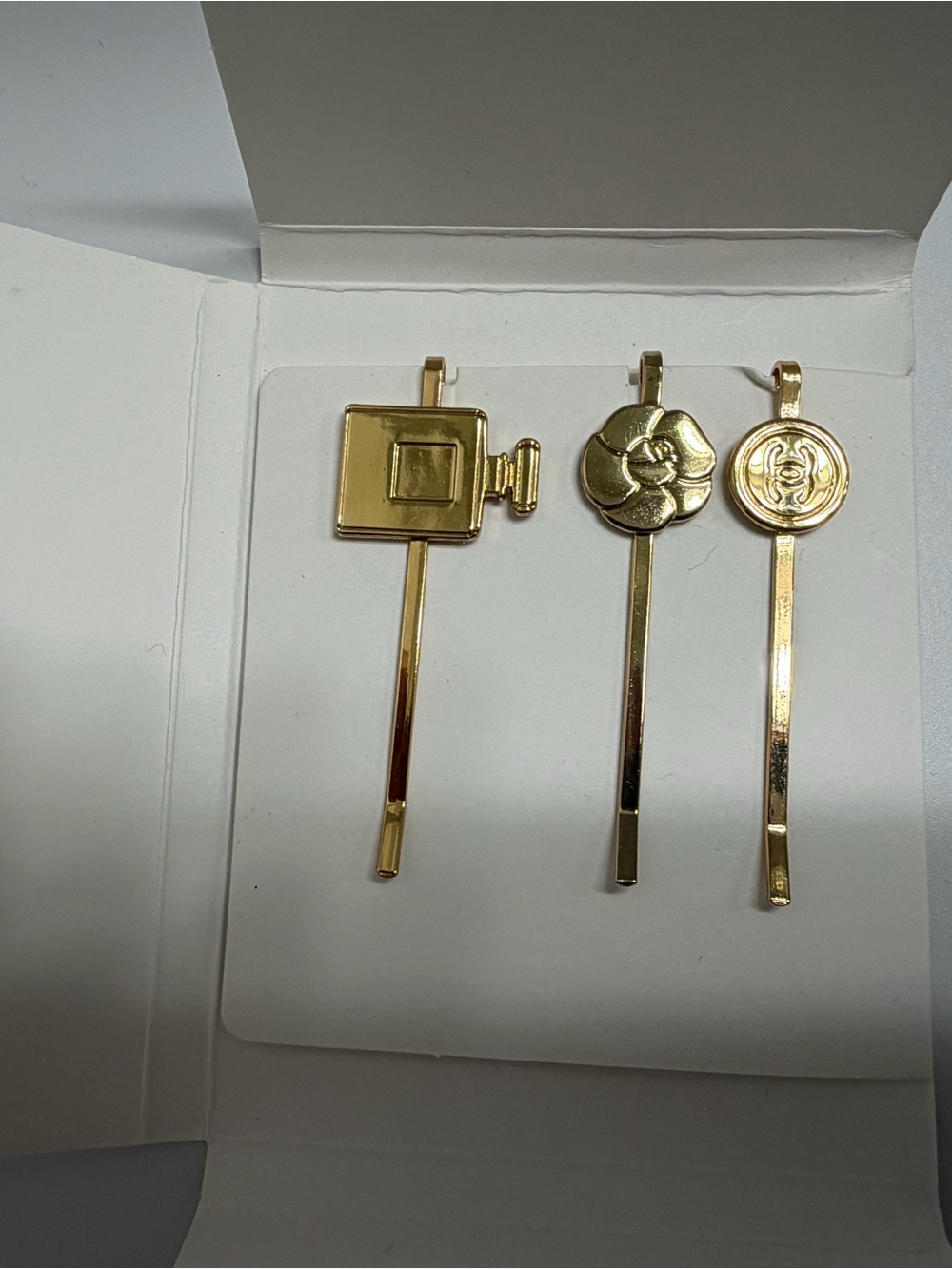 🎡🎡CHANEL Beauty- Gold Logo & Camellia Hair Pin Set